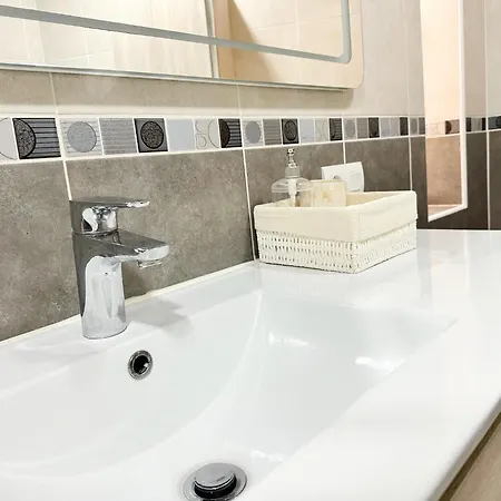 Spacious Art With Large Terrace, Relaxing Ocean View, Near Beaches