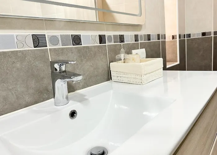 Spacious Art With Large Terrace, Relaxing Ocean View, Near Beaches